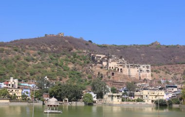 BUNDI RAJASTHAN INDIA - 02 17 2023: Taragarh Kalesi Bundi bölgesinde kurulmuş devasa bir mimaridir. Yıldız Kalesi olarak da bilinir, 16. yüzyılda inşa edilmiştir..