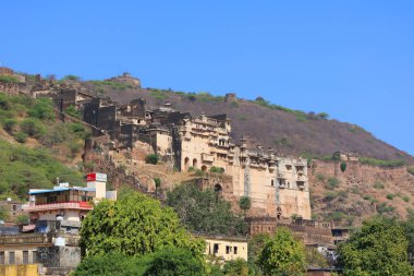 BUNDI RAJASTHAN INDIA - 02 17 2023: Taragarh Kalesi Bundi bölgesinde kurulmuş devasa bir mimaridir. Yıldız Kalesi olarak da bilinir, 16. yüzyılda inşa edilmiştir..