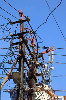 Delhi, Hindistan 'da mavi gökyüzünde teller var.