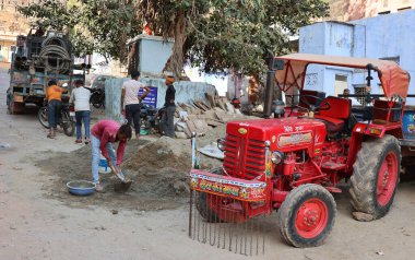 RURAL RAJASTHAN INDIA - 02 15 2023: MAHINDRA 275 DI TU traktörleri, Mahindra Traktörlerinin güvenilirliği sayesinde, Hindistan 'ın en popüler traktör modelleri arasındadır.