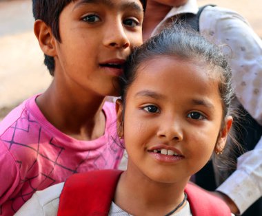 BUNDI RAJASTHAN INDIA - 02 17 2023: Sokaklarda oynayan küçük çocuklar Hindistan 'ın büyük nüfusunun arkasındaki en büyük faktör 650 milyon Hintli genç.