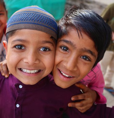 BUNDI RAJASTHAN INDIA - 02 17 2023: Sokaklarda oynayan küçük çocuklar Hindistan 'ın büyük nüfusunun arkasındaki en büyük faktör 650 milyon Hintli genç.