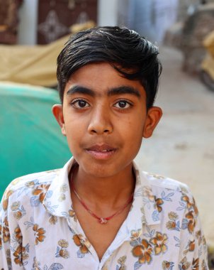 BUNDI RAJASTHAN INDIA - 02 17 2023: Sokaklarda oynayan genç çocuk Hindistan 'ın büyük nüfusunun arkasındaki en büyük faktör 650 milyon Hintli genç.