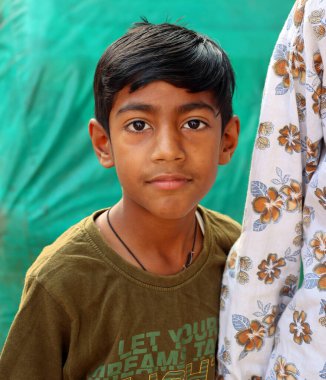 BUNDI RAJASTHAN INDIA - 02 17 2023: Sokaklarda oynayan genç çocuk Hindistan 'ın büyük nüfusunun arkasındaki en büyük faktör 650 milyon Hintli genç.