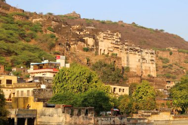 BUNDI RAJASTHAN INDIA - 02 17 2023: Taragarh Kalesi Bundi bölgesinde kurulmuş devasa bir mimaridir. Yıldız Kalesi olarak da bilinir, 16. yüzyılda inşa edilmiştir..
