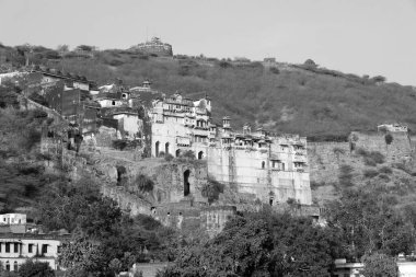 BUNDI RAJASTHAN INDIA - 02 17 2023: Taragarh Kalesi Bundi bölgesinde kurulmuş devasa bir mimaridir. Yıldız Kalesi olarak da bilinir, 16. yüzyılda inşa edilmiştir..