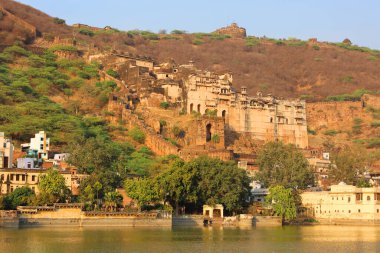 BUNDI RAJASTHAN INDIA - 02 17 2023: Taragarh Kalesi Bundi bölgesinde kurulmuş devasa bir mimaridir. Yıldız Kalesi olarak da bilinir, 16. yüzyılda inşa edilmiştir..