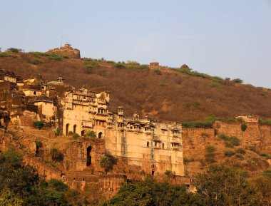 BUNDI RAJASTHAN INDIA - 02 17 2023: Taragarh Kalesi Bundi bölgesinde kurulmuş devasa bir mimaridir. Yıldız Kalesi olarak da bilinir, 16. yüzyılda inşa edilmiştir..