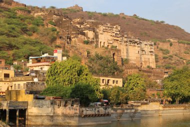 BUNDI RAJASTHAN INDIA - 02 17 2023: Taragarh Kalesi Bundi bölgesinde kurulmuş devasa bir mimaridir. Yıldız Kalesi olarak da bilinir, 16. yüzyılda inşa edilmiştir..