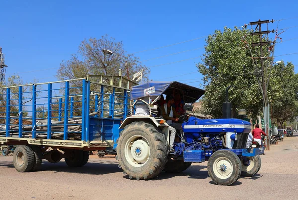 Rural Rajasthan India 2023 Тракторы Farmtrac Производятся Индии Компанией Escorts — стоковое фото