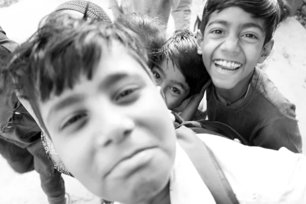 Bundi Rajasthan India 2023 Μικρά Παιδιά Παίζουν Στο Δρόμο Μεγαλύτερος — Φωτογραφία Αρχείου