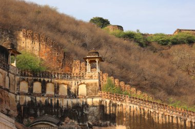 BUNDI RAJASTHAN INDIA - 02 17 2023: Taragarh Kalesi Bundi bölgesinde kurulmuş devasa bir mimaridir. Yıldız Kalesi olarak da bilinir, 16. yüzyılda inşa edilmiştir..