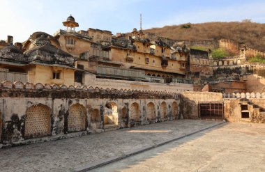 BUNDI RAJASTHAN INDIA - 02 17 2023: Taragarh Kalesi Bundi bölgesinde kurulmuş devasa bir mimaridir. Yıldız Kalesi olarak da bilinir, 16. yüzyılda inşa edilmiştir..
