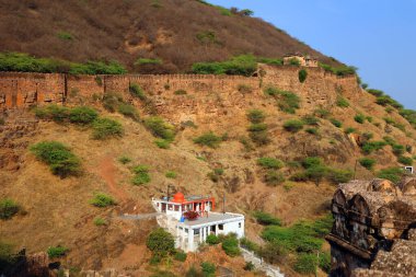 BUNDI RAJASTHAN INDIA - 02 17 2023: Taragarh Kalesi Bundi bölgesinde kurulmuş devasa bir mimaridir. Yıldız Kalesi olarak da bilinir, 16. yüzyılda inşa edilmiştir..