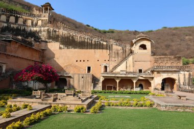 BUNDI RAJASTHAN INDIA - 02 17 2023: Taragarh Kalesi Bundi bölgesinde kurulmuş devasa bir mimaridir. Yıldız Kalesi olarak da bilinir, 16. yüzyılda inşa edilmiştir..