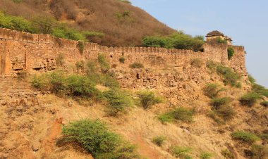 BUNDI RAJASTHAN INDIA - 02 17 2023: Taragarh Kalesi Bundi bölgesinde kurulmuş devasa bir mimaridir. Yıldız Kalesi olarak da bilinir, 16. yüzyılda inşa edilmiştir..