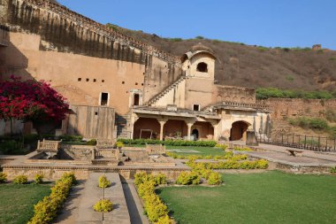 BUNDI RAJASTHAN INDIA - 02 17 2023: Taragarh Kalesi Bundi bölgesinde kurulmuş devasa bir mimaridir. Yıldız Kalesi olarak da bilinir, 16. yüzyılda inşa edilmiştir..