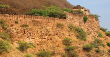 BUNDI RAJASTHAN INDIA - 02 17 2023: Taragarh Kalesi Bundi bölgesinde kurulmuş devasa bir mimaridir. Yıldız Kalesi olarak da bilinir, 16. yüzyılda inşa edilmiştir..