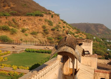 BUNDI RAJASTHAN INDIA - 02 17 2023: Taragarh Kalesi Bundi bölgesinde kurulmuş devasa bir mimaridir. Yıldız Kalesi olarak da bilinir, 16. yüzyılda inşa edilmiştir..