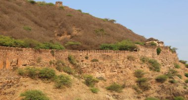 BUNDI RAJASTHAN INDIA - 02 17 2023: Taragarh Kalesi Bundi bölgesinde kurulmuş devasa bir mimaridir. Yıldız Kalesi olarak da bilinir, 16. yüzyılda inşa edilmiştir..
