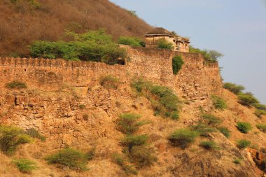 BUNDI RAJASTHAN INDIA - 02 17 2023: Taragarh Kalesi Bundi bölgesinde kurulmuş devasa bir mimaridir. Yıldız Kalesi olarak da bilinir, 16. yüzyılda inşa edilmiştir..