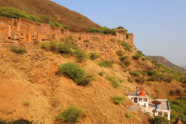 BUNDI RAJASTHAN INDIA - 02 17 2023: Taragarh Kalesi Bundi bölgesinde kurulmuş devasa bir mimaridir. Yıldız Kalesi olarak da bilinir, 16. yüzyılda inşa edilmiştir..