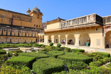 AMER RAJASTHAN INDIA - 02 17 2023: Amer Fort veya Amber Fort Amer, Rajasthan, Hindistan 'da bulunan bir kaledir. Meenas Hanedanı 'ndan Alan Singh Chanda tarafından kuruldu..
