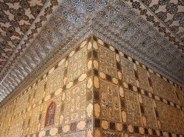 AMER RAJASTHAN INDIA - 02 17 2023: sarayın tavanında ayna karoları. Amer Kalesi veya Amber Fort Rajasthan, Hindistan. Meenas Hanedanı 'ndan Alan Singh Chanda tarafından kuruldu.