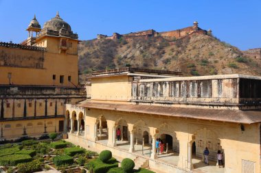 AMER RAJASTHAN INDIA - 02 17 2023: Amer Fort veya Amber Fort Amer, Rajasthan, Hindistan 'da bulunan bir kaledir. Meenas Hanedanı 'ndan Alan Singh Chanda tarafından kuruldu..