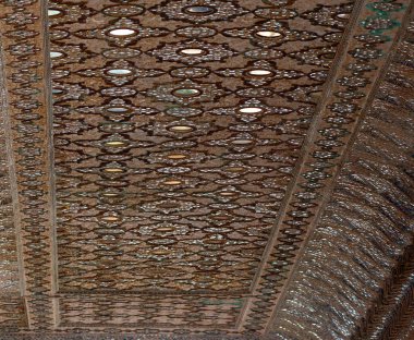 AMER RAJASTHAN INDIA - 02 17 2023: sarayın tavanında ayna karoları. Amer Kalesi veya Amber Fort Rajasthan, Hindistan. Meenas Hanedanı 'ndan Alan Singh Chanda tarafından kuruldu.