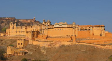 AMBER RAJASTHAN INDIA - 02 27 2023: Amber kalesi Meenas Hanedanı 'ndan Alan Singh Chanda tarafından kuruldu.