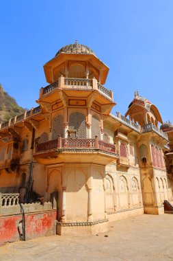 JAIPUR RAJASTHAN INDIA - 02: 27 27 23: Hanuman Ji Tapınağı Hindu hac alanı, Galta Ji antik çağlardan kalma değil, bir dizi tapınaktır.