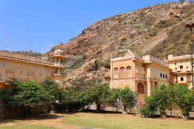 JAIPUR RAJASTHAN INDIA - 02: 27 27 23: Hanuman Ji Tapınağı Hindu hac alanı, Galta Ji antik çağlardan kalma değil, bir dizi tapınaktır.