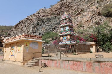 JAIPUR RAJASTHAN INDIA - 02: 27 27 23: Hanuman Ji Tapınağı Hindu hac alanı, Galta Ji antik çağlardan kalma değil, bir dizi tapınaktır.