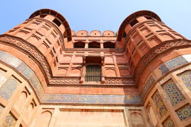 AGRA UTTAR PRADESH INDIA - 03 01 2023: Agra Kalesi Agra şehrinde ve Agra 'nın Kara Kalesi olarak da bilinen tarihi bir kaledir. 1565 yılında Babür İmparatoru Akbar tarafından inşa edildi ve 1573 yılında tamamlandı.