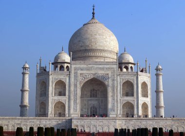 TAJ MAHAL UTTAR PRADESH INDIA - 03 01 01 2023: Gün doğumunda Taj Mahal manzarası Agra 'da Yamuna nehrinin sağ kıyısındaki fildişi beyazı mermer mozoledir.