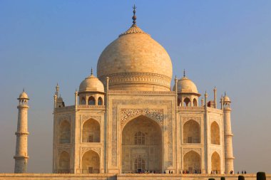 TAJ MAHAL UTTAR PRADESH INDIA - 03 01 01 2023: Gün doğumunda Taj Mahal manzarası Agra 'da Yamuna nehrinin sağ kıyısındaki fildişi beyazı mermer mozoledir.