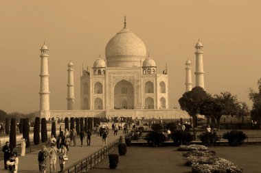 TAJ MAHAL UTTAR PRADESH INDIA - 03 01 01 2023: Gün doğumunda Taj Mahal manzarası Agra 'da Yamuna nehrinin sağ kıyısındaki fildişi beyazı mermer mozoledir.