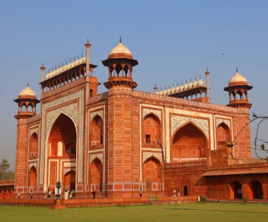 TAJ MAHAL UTTAR PRADESH INDIA - 03 01 01 2023: Darwaza-i-Rauza (Büyük Kapı) Chowk-i Jilo Khana avlusu, Taj Mahal kompleksi, Agra, Hindistan. Kapı mezarın ana girişi..