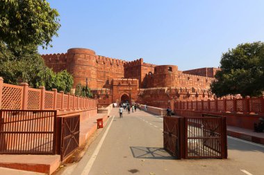AGRA UTTAR PRADESH INDIA - 03 01 2023: Agra Kalesi Agra şehrinde ve Agra 'nın Kara Kalesi olarak da bilinen tarihi bir kaledir. 1565 yılında Babür İmparatoru Akbar tarafından inşa edildi ve 1573 yılında tamamlandı.