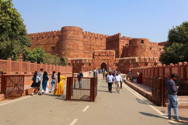 AGRA UTTAR PRADESH INDIA - 03 01 2023: Agra Kalesi Agra şehrinde ve Agra 'nın Kara Kalesi olarak da bilinen tarihi bir kaledir. 1565 yılında Babür İmparatoru Akbar tarafından inşa edildi ve 1573 yılında tamamlandı.
