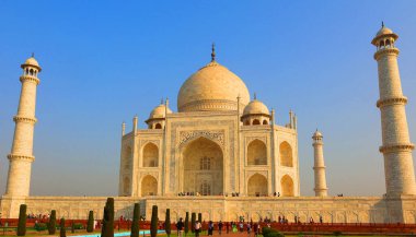 TAJ MAHAL UTTAR PRADESH INDIA - 03 01 01 2023: Gün doğumunda Taj Mahal manzarası Agra 'da Yamuna nehrinin sağ kıyısındaki fildişi beyazı mermer mozoledir.