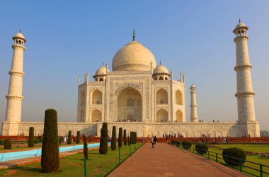 TAJ MAHAL UTTAR PRADESH INDIA - 03 01 01 2023: Gün doğumunda Taj Mahal manzarası Agra 'da Yamuna nehrinin sağ kıyısındaki fildişi beyazı mermer mozoledir.