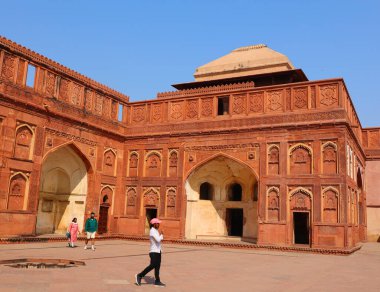 AGRA UTTAR PRADESH INDIA - 03 01 2023: Agra Kalesi Agra şehrinde ve Agra 'nın Kara Kalesi olarak da bilinen tarihi bir kaledir. 1565 yılında Babür İmparatoru Akbar tarafından inşa edildi ve 1573 yılında tamamlandı.