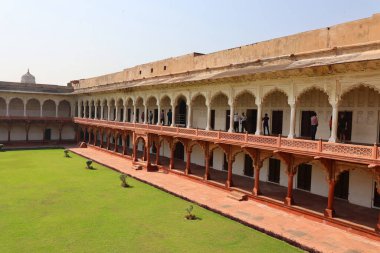 AGRA UTTAR PRADESH INDIA - 03 01 2023: Agra Kalesi Agra şehrinde ve Agra 'nın Kara Kalesi olarak da bilinen tarihi bir kaledir. 1565 yılında Babür İmparatoru Akbar tarafından inşa edildi ve 1573 yılında tamamlandı.