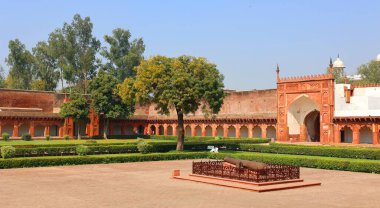 AGRA UTTAR PRADESH INDIA - 03 01 2023: Agra Kalesi Agra şehrinde ve Agra 'nın Kara Kalesi olarak da bilinen tarihi bir kaledir. 1565 yılında Babür İmparatoru Akbar tarafından inşa edildi ve 1573 yılında tamamlandı.