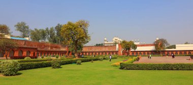AGRA UTTAR PRADESH INDIA - 03 01 2023: Agra Kalesi Agra şehrinde ve Agra 'nın Kara Kalesi olarak da bilinen tarihi bir kaledir. 1565 yılında Babür İmparatoru Akbar tarafından inşa edildi ve 1573 yılında tamamlandı.