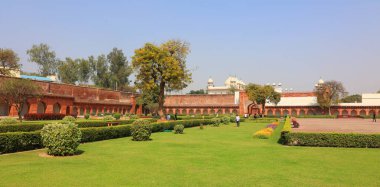 AGRA UTTAR PRADESH INDIA - 03 01 2023: Agra Kalesi Agra şehrinde ve Agra 'nın Kara Kalesi olarak da bilinen tarihi bir kaledir. 1565 yılında Babür İmparatoru Akbar tarafından inşa edildi ve 1573 yılında tamamlandı.