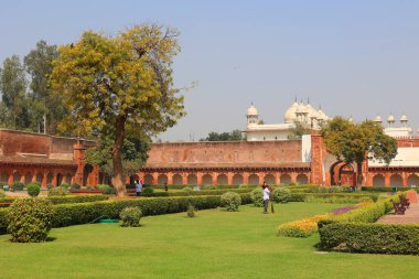 AGRA UTTAR PRADESH INDIA - 03 01 2023: Agra Kalesi Agra şehrinde ve Agra 'nın Kara Kalesi olarak da bilinen tarihi bir kaledir. 1565 yılında Babür İmparatoru Akbar tarafından inşa edildi ve 1573 yılında tamamlandı.