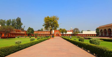AGRA UTTAR PRADESH INDIA - 03 01 2023: Agra Kalesi Agra şehrinde ve Agra 'nın Kara Kalesi olarak da bilinen tarihi bir kaledir. 1565 yılında Babür İmparatoru Akbar tarafından inşa edildi ve 1573 yılında tamamlandı.